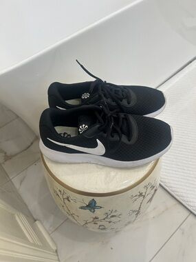 Nike Black and White Women's Athletic Shoes